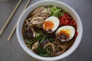 Ramen au poulet, miso et champignons