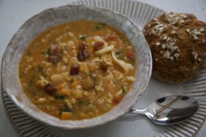 Soupe de pancetta et de lentilles accompagnée d'un pain complet