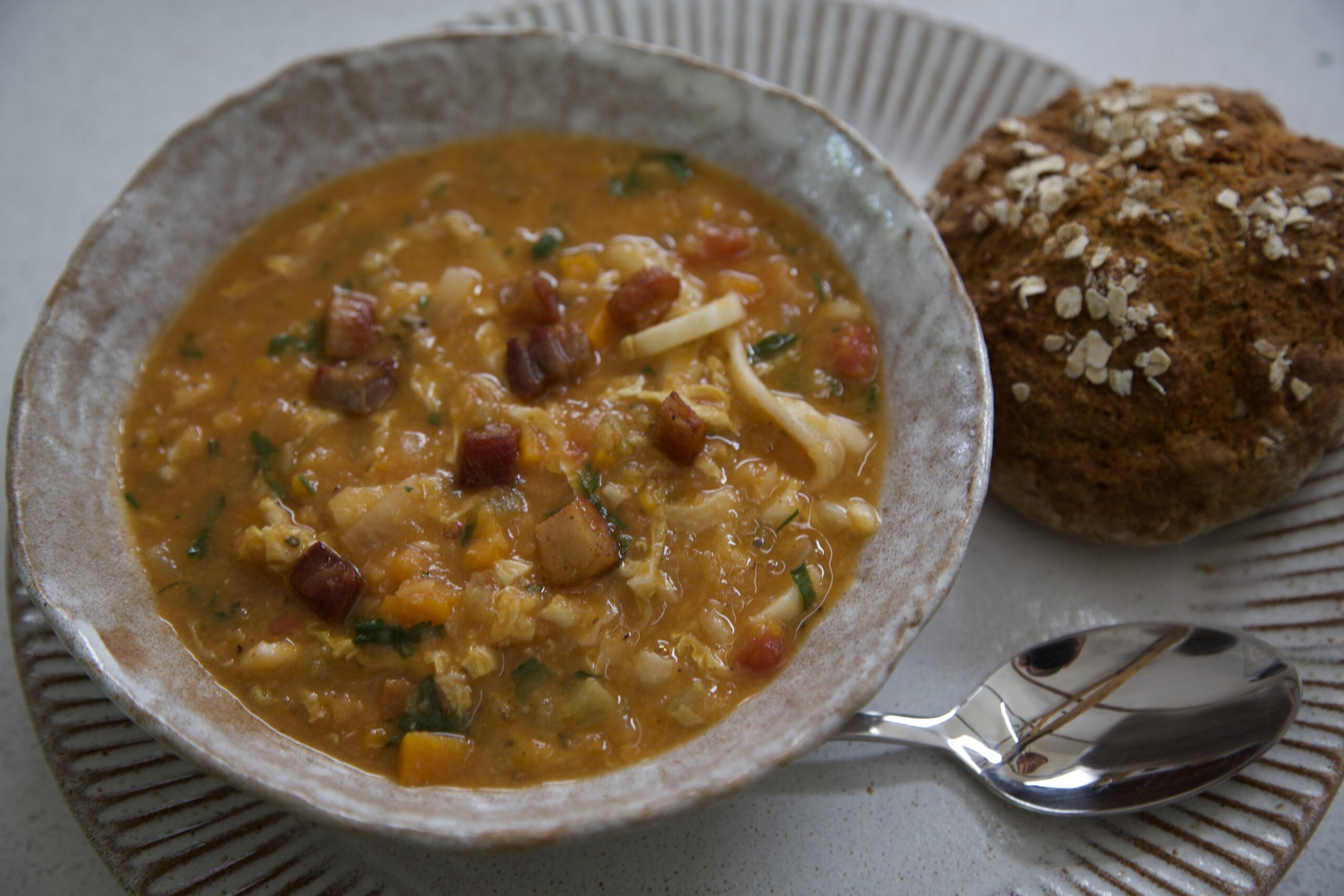 Soupe de pancetta et de lentilles d'un pain complet MyZen TV