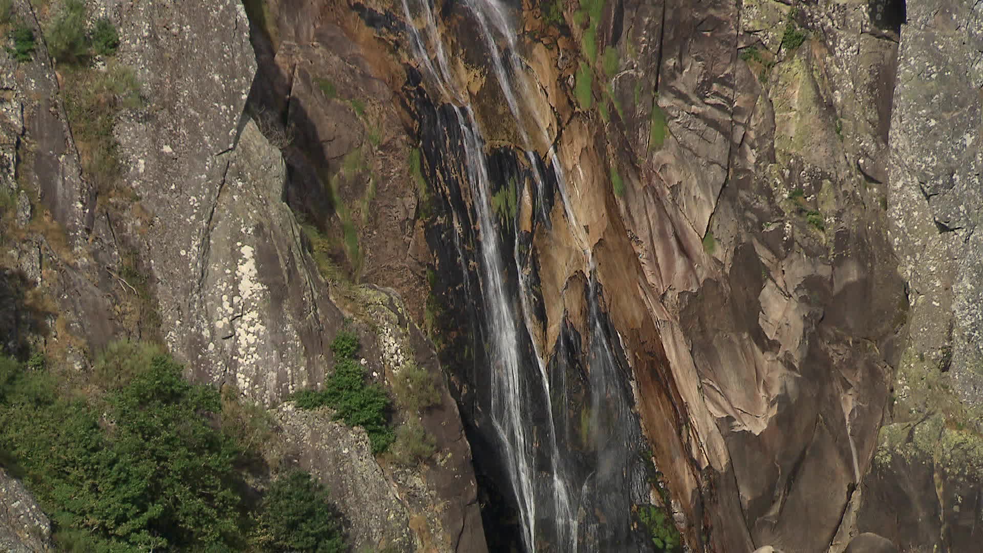 Beira - Frecha da mizarela waterfall