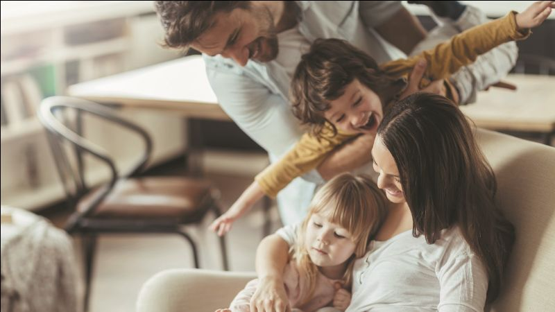 Famille de quatre lisant un livre

